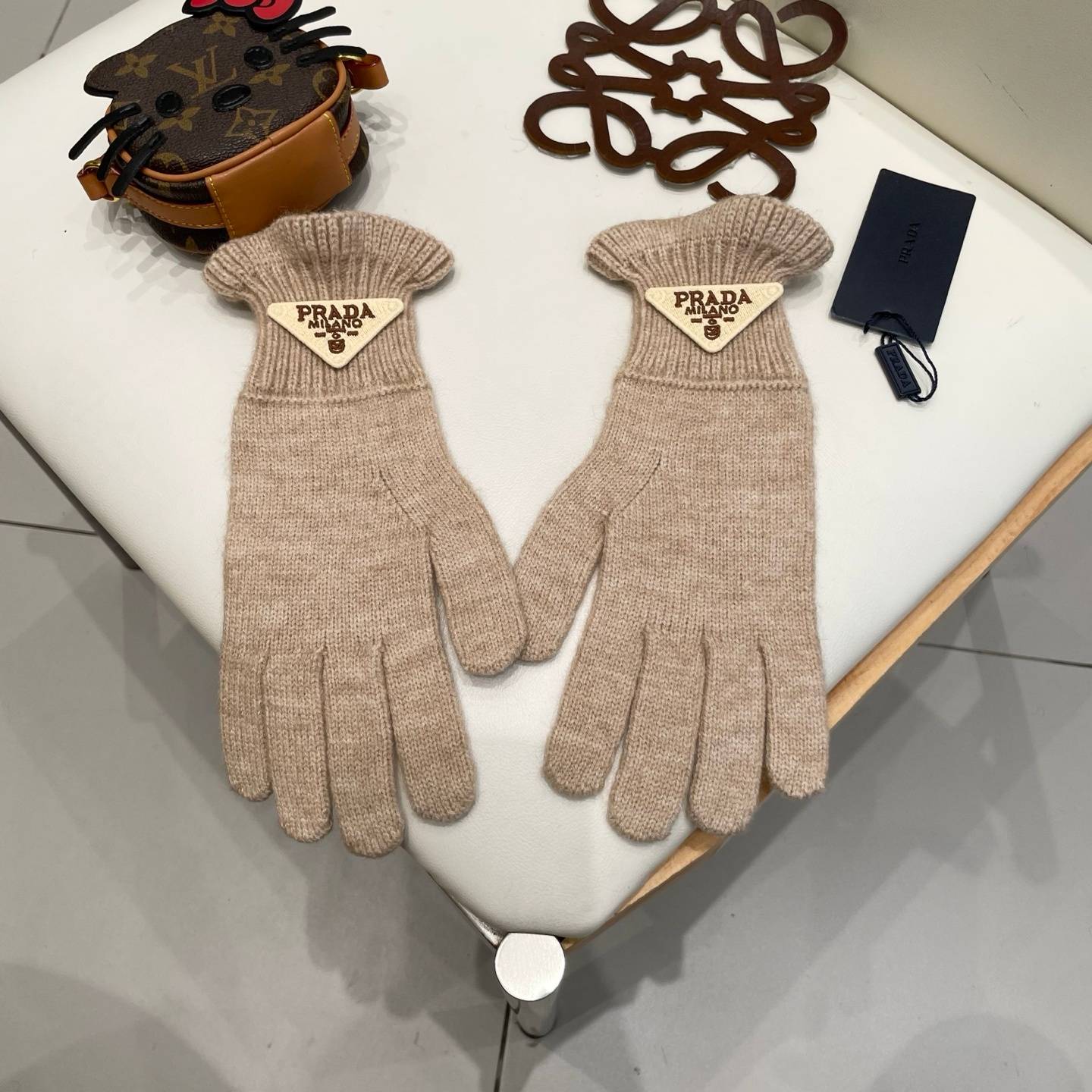 PRADA プラダ レディース 手袋 長手袋 ニット 編み込み ロゴ 防寒 おしゃれ 冬 ピンク - 画像 9