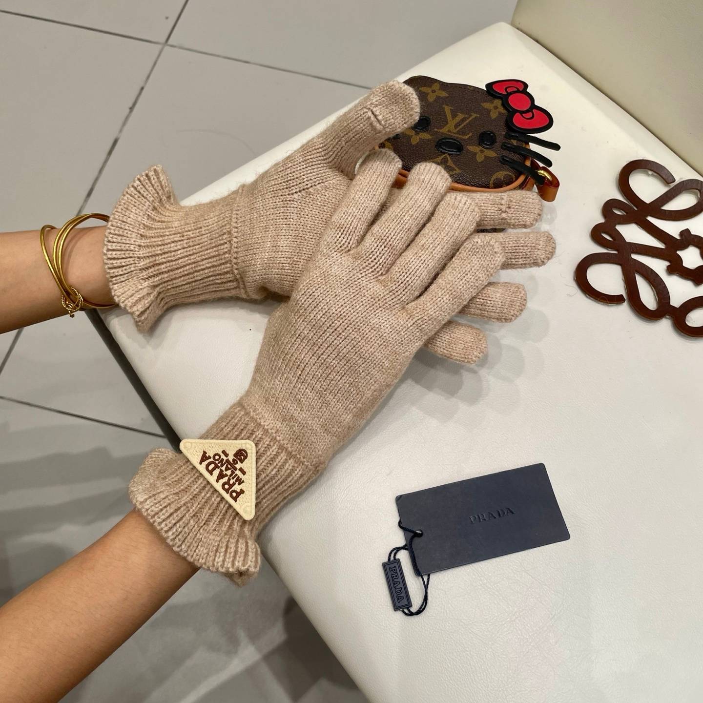 PRADA プラダ レディース 手袋 長手袋 ニット 編み込み ロゴ 防寒 おしゃれ 冬 ピンク - 画像 10