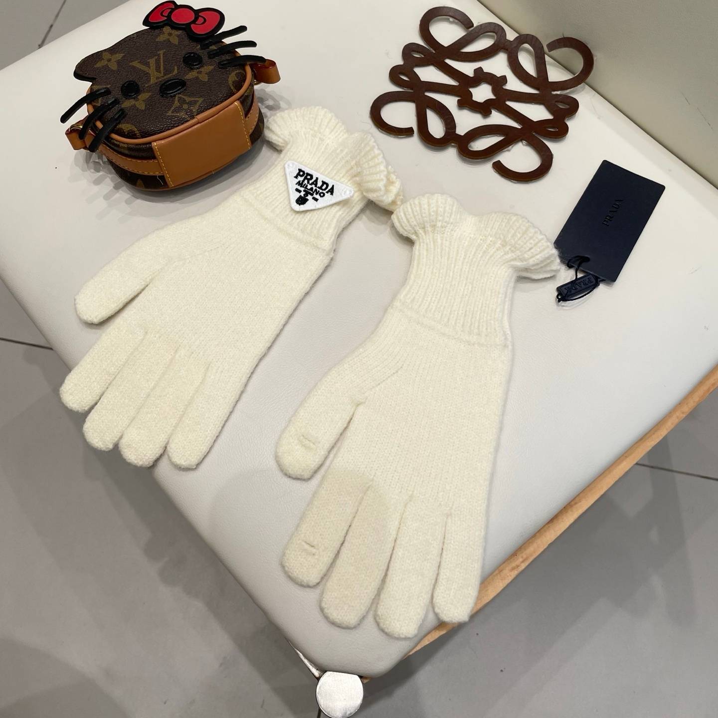 PRADA プラダ レディース 手袋 長手袋 ニット 編み込み ロゴ 防寒 おしゃれ 冬 ピンク - 画像 11