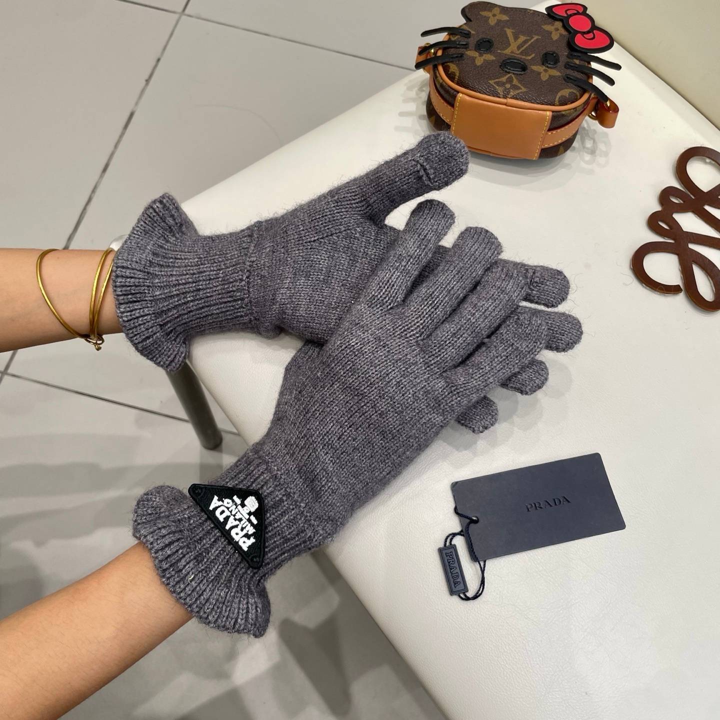 PRADA プラダ レディース 手袋 長手袋 ニット 編み込み ロゴ 防寒 おしゃれ 冬 ピンク - 画像 16
