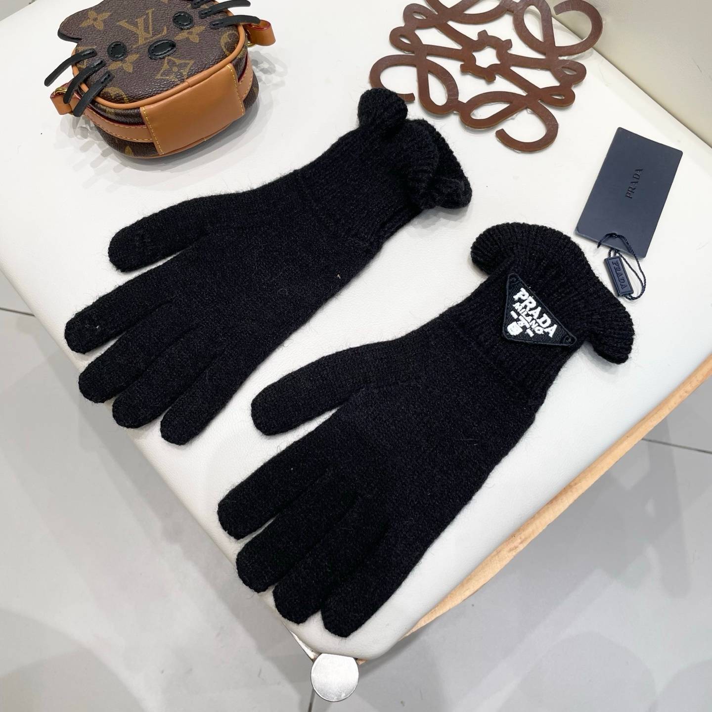PRADA プラダ レディース 手袋 長手袋 ニット 編み込み ロゴ 防寒 おしゃれ 冬 ピンク - 画像 17