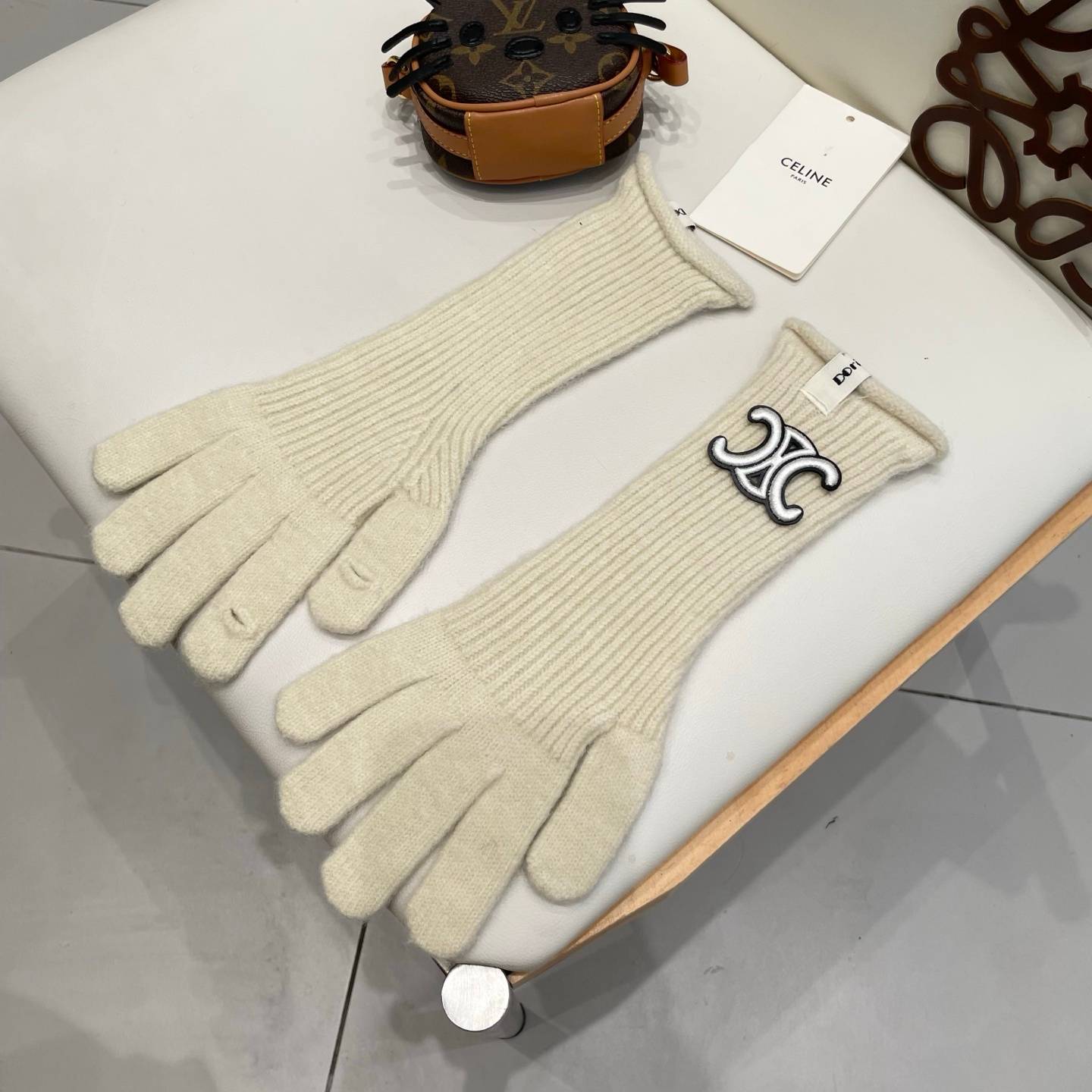 Celine セリーヌ レディース 長手袋 編み手袋 防寒 毛付き 金属ロゴ 通勤 おしゃれ 全5色 - 画像 2