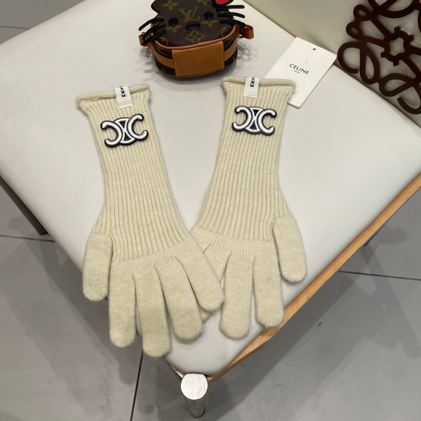 Celine セリーヌ レディース 長手袋 編み手袋 防寒 毛付き 金属ロゴ 通勤 おしゃれ 全5色 - 画像 3