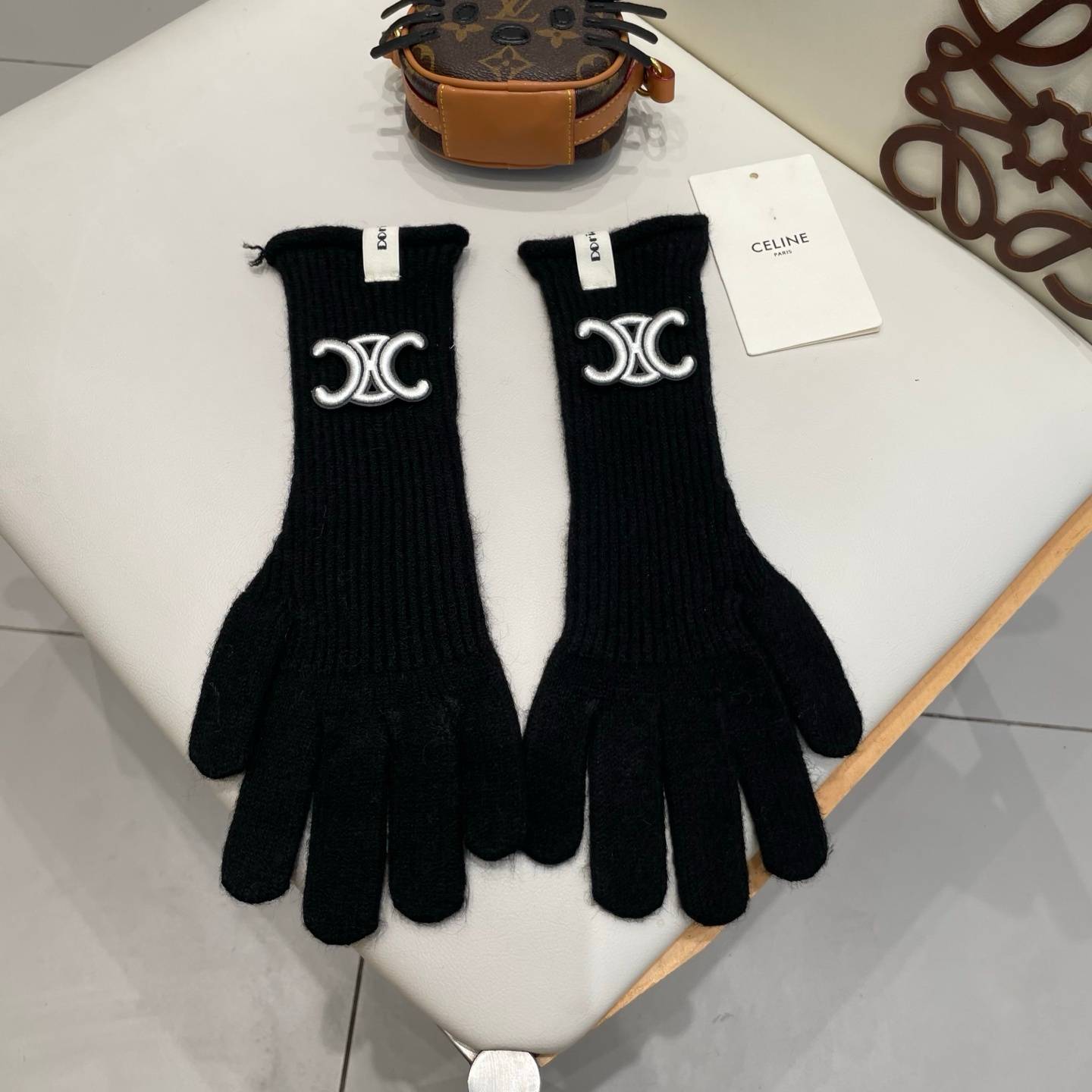 Celine セリーヌ レディース 長手袋 編み手袋 防寒 毛付き 金属ロゴ 通勤 おしゃれ 全5色 - 画像 6