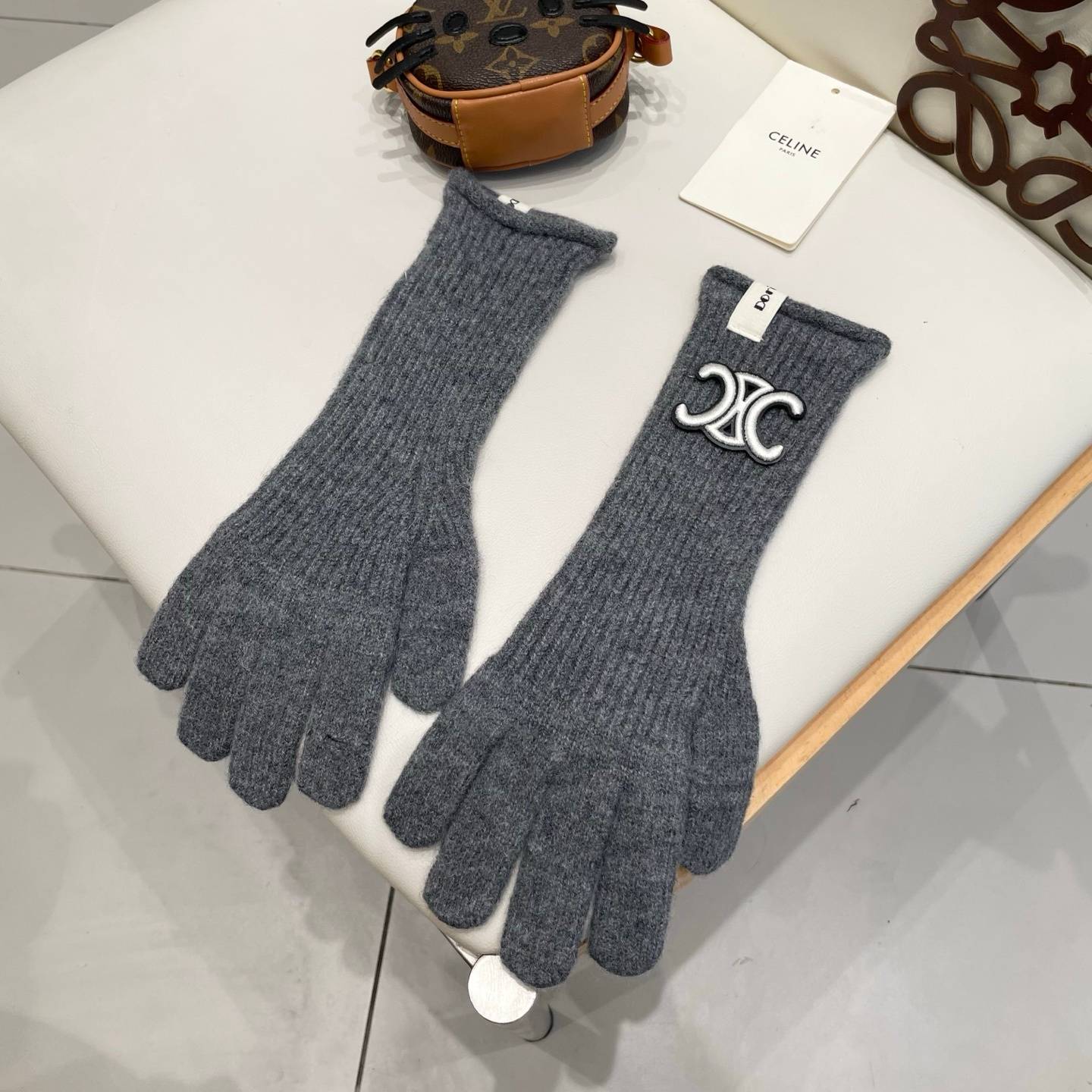Celine セリーヌ レディース 長手袋 編み手袋 防寒 毛付き 金属ロゴ 通勤 おしゃれ 全5色 - 画像 8