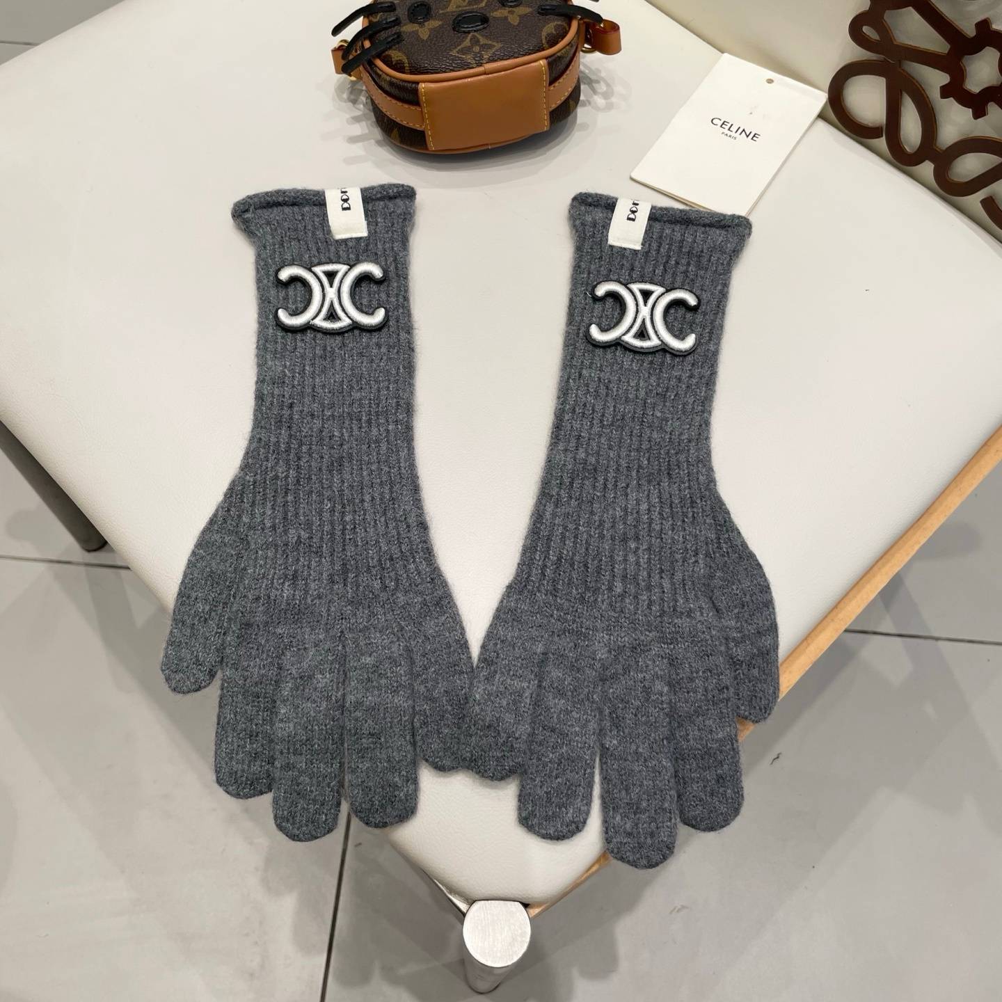 Celine セリーヌ レディース 長手袋 編み手袋 防寒 毛付き 金属ロゴ 通勤 おしゃれ 全5色 - 画像 9
