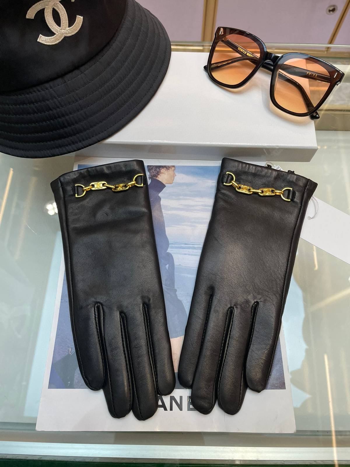 CELINE セリーヌ レザー手袋 本革 防寒 通勤 高級感 ブラック - 画像 5