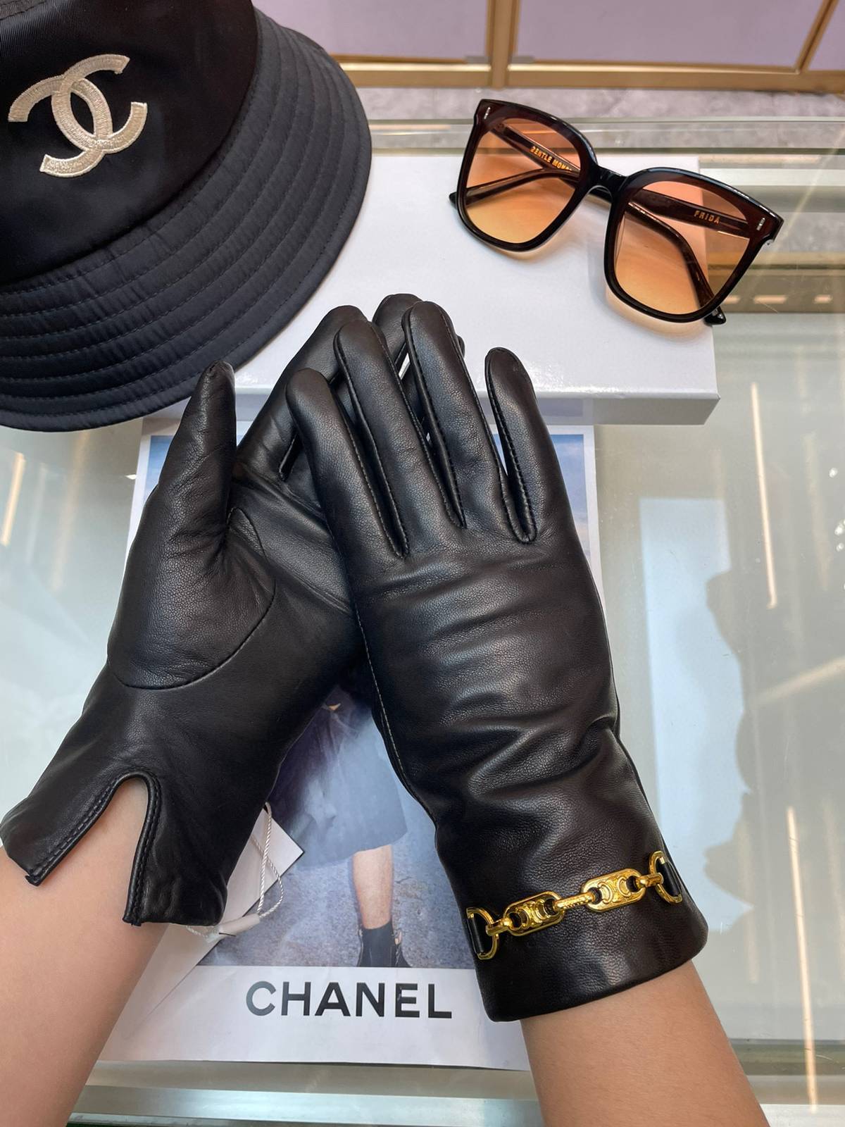 CELINE セリーヌ レザー手袋 本革 防寒 通勤 高級感 ブラック - 画像 6