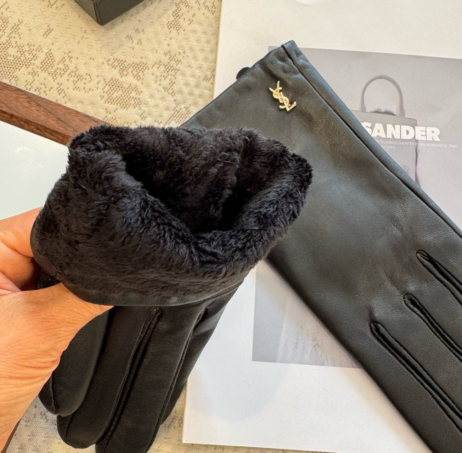 Saint Laurent サンローラン 革手袋 レザー手袋 本革 防寒 おしゃれ 通勤 ブラック