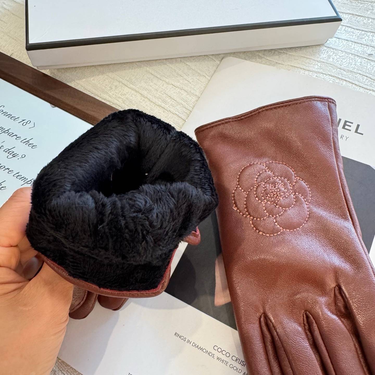CHANEL シャネル レディース 革手袋 レザー手袋 本革 裏起毛 防寒 カメリア 刺繍 ブラウン