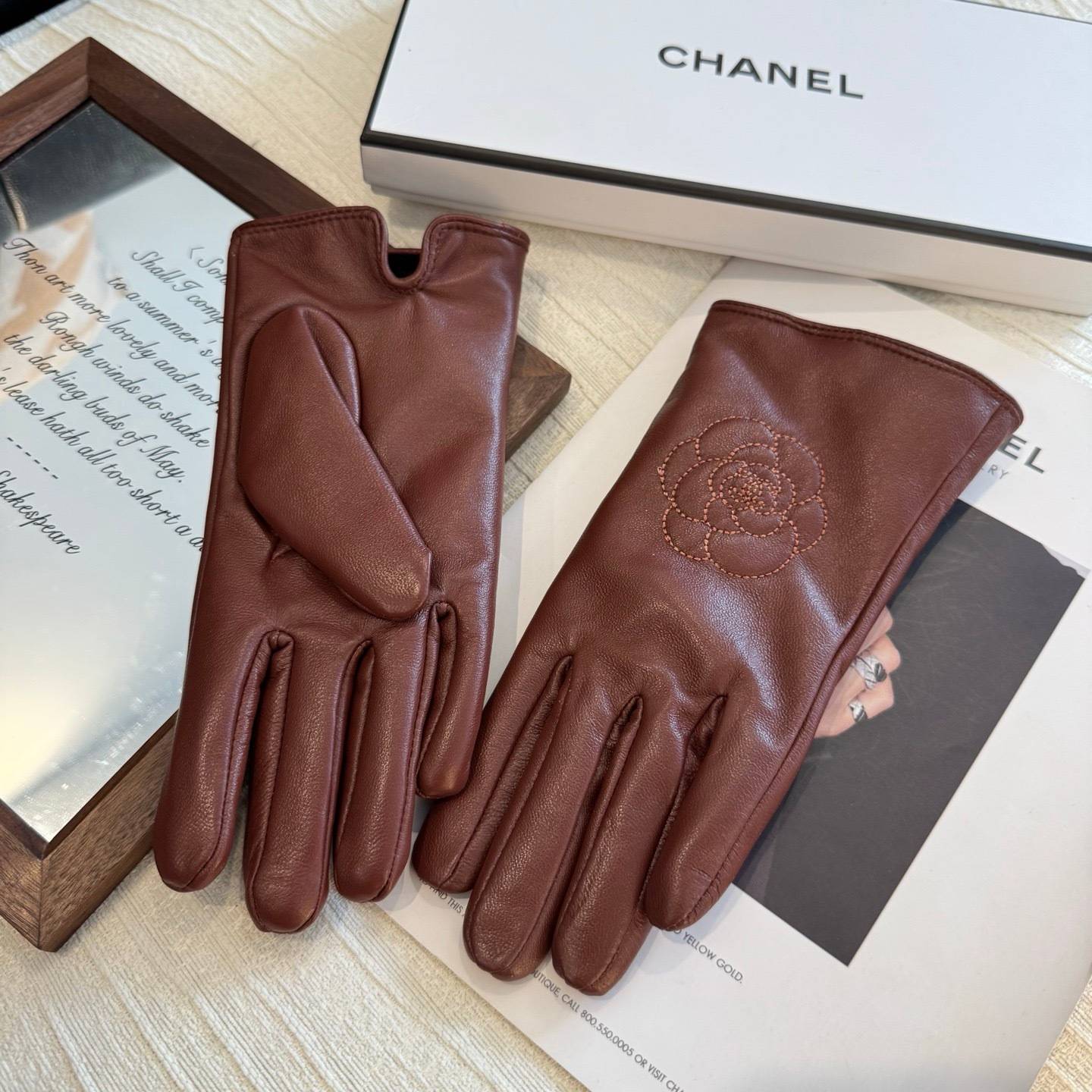 CHANEL シャネル レディース 革手袋 レザー手袋 本革 裏起毛 防寒 カメリア 刺繍 ブラウン - 画像 2
