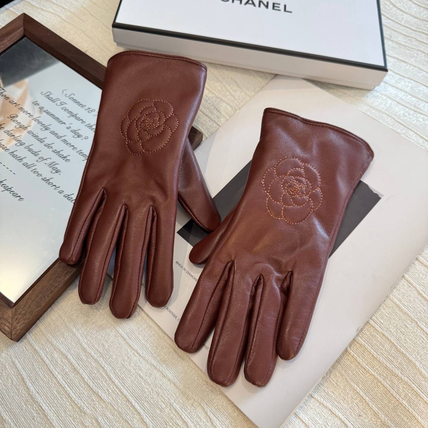 CHANEL シャネル レディース 革手袋 レザー手袋 本革 裏起毛 防寒 カメリア 刺繍 ブラウン - 画像 3