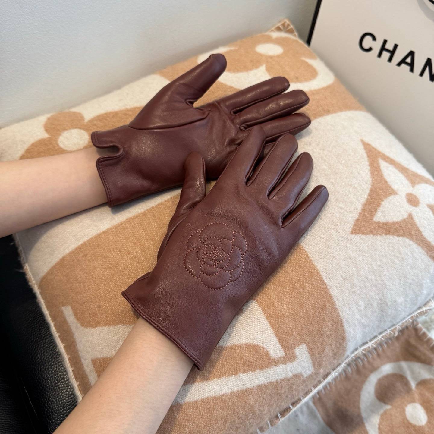 CHANEL シャネル レディース 革手袋 レザー手袋 本革 裏起毛 防寒 カメリア 刺繍 ブラウン - 画像 4
