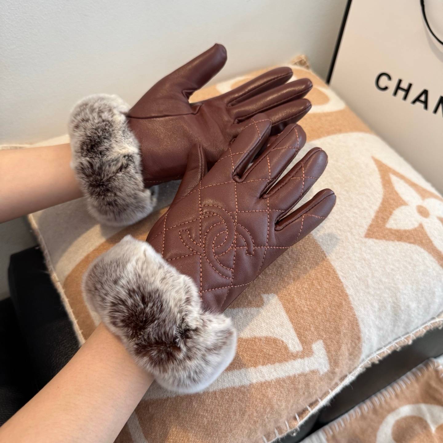 CHANEL シャネル レディース手袋 本革 レザーグローブ 防寒 毛皮 通勤 ブラウン - 画像 4