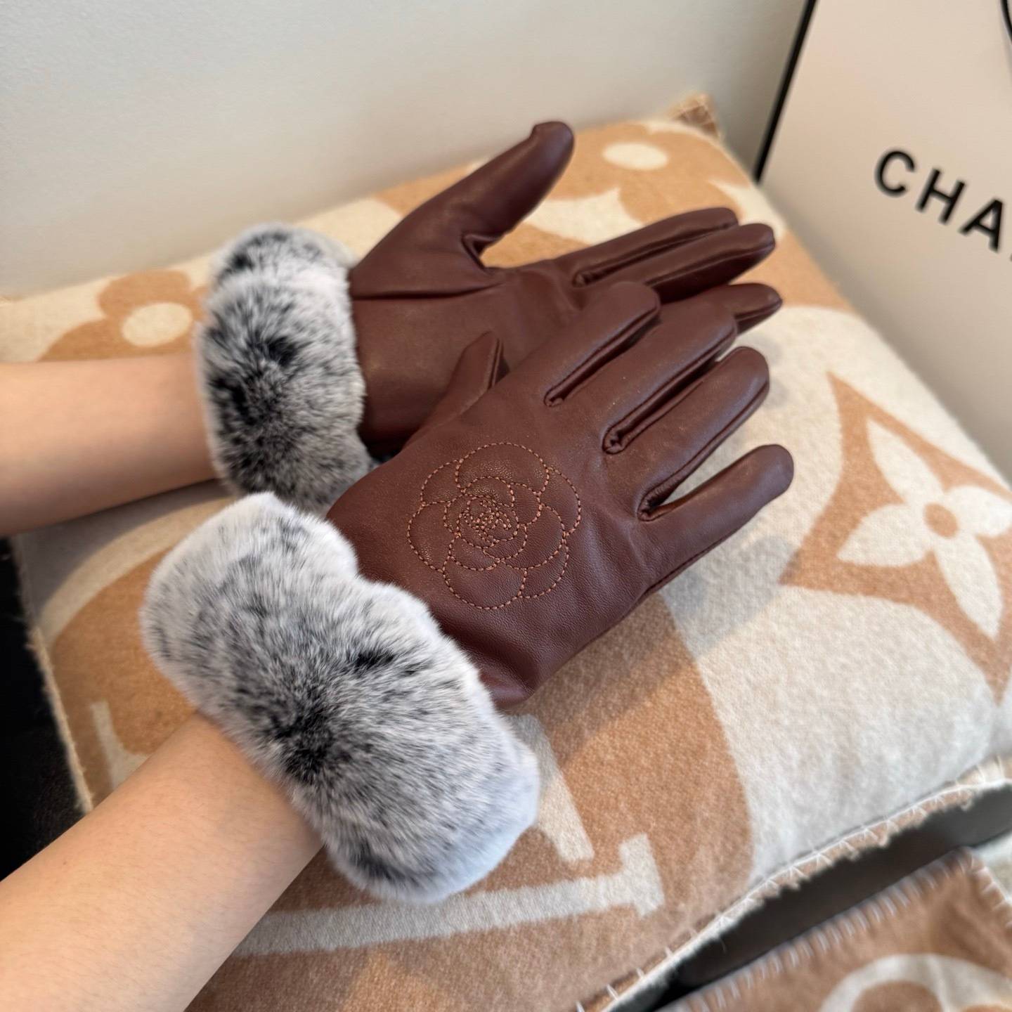 CHANEL シャネル 本革手袋 高級 防寒 山茶花 双C 通勤 レディース ブラック ブラウン - 画像 2