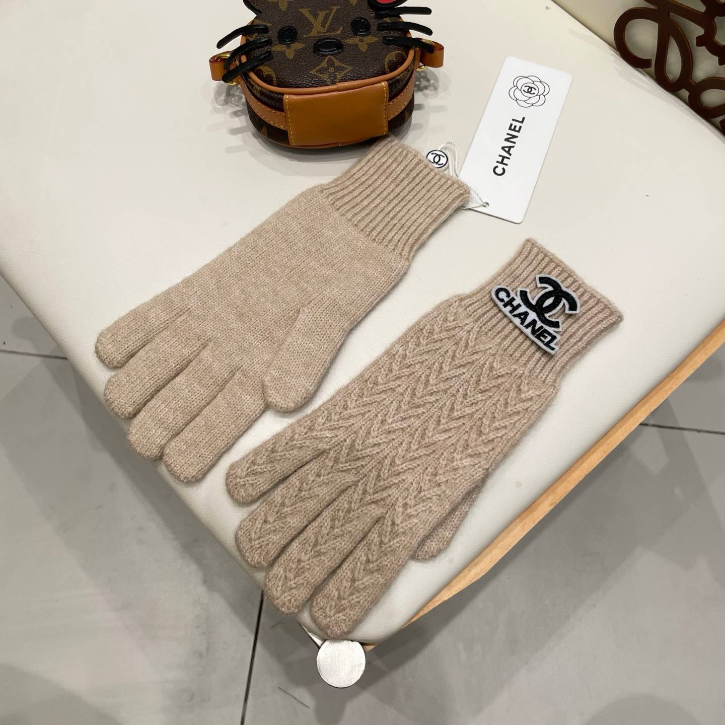 CHANEL シャネル グローブ レディース 編み手袋 ケーブルニット ロゴ 秋冬 防寒 おしゃれ ベージュ