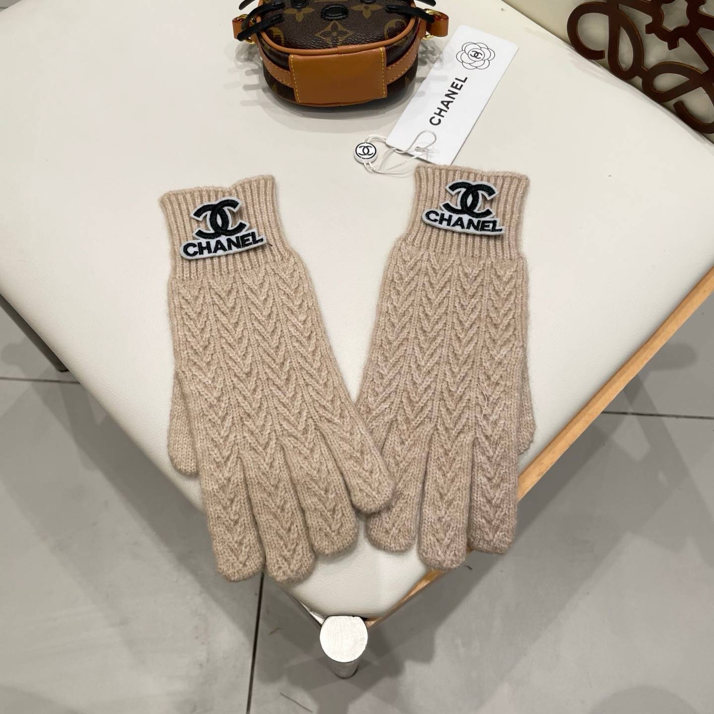 CHANEL シャネル グローブ レディース 編み手袋 ケーブルニット ロゴ 秋冬 防寒 おしゃれ ベージュ - 画像 2