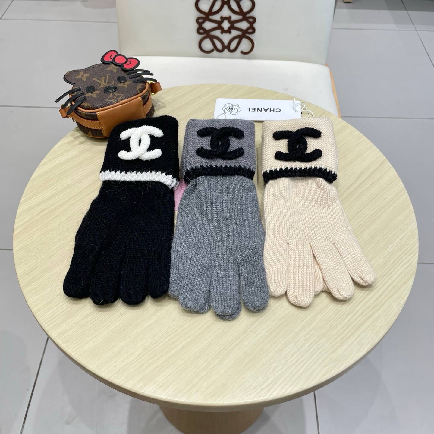 CHANEL シャネル レディース手袋 編み手袋 ロゴアップリケ 秋冬 防寒 ブラック グレー ベージュ - 画像 1