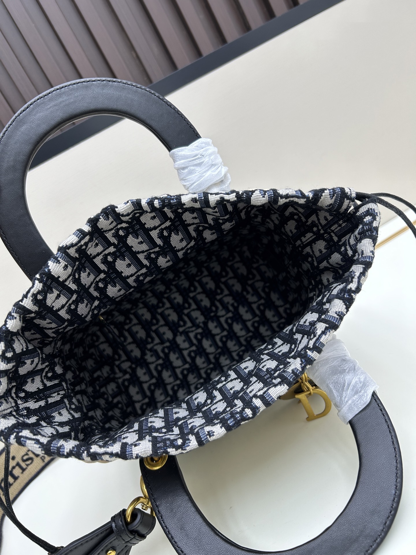 【新作 ブラックがコーデに馴染む】Dior バスケット バッグ ディオールより新作「シグネチャー」バケットバッグがデビュー