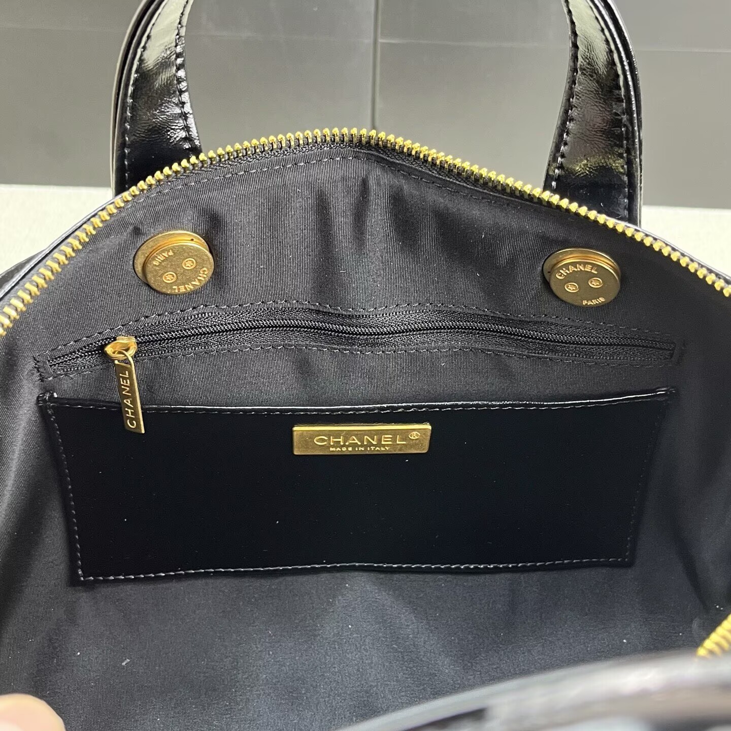 CHANEL　シャネル　マキシボーリングバッグ　ボーリング バッグ　ボウリングバッグ　レディースバッグ　ショルダーバッグ　ハンドバッグ　ブラック - 画像 8