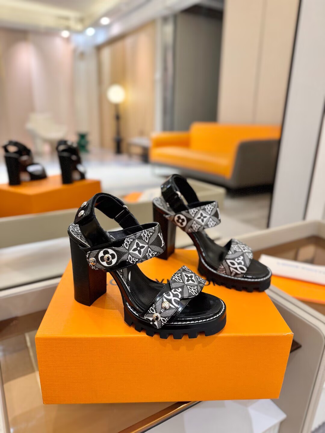 Louis Vuitton　ルイヴィトン　ハイヒール　LVサンダル女性　厚いヒール　モノグラム - 画像 2