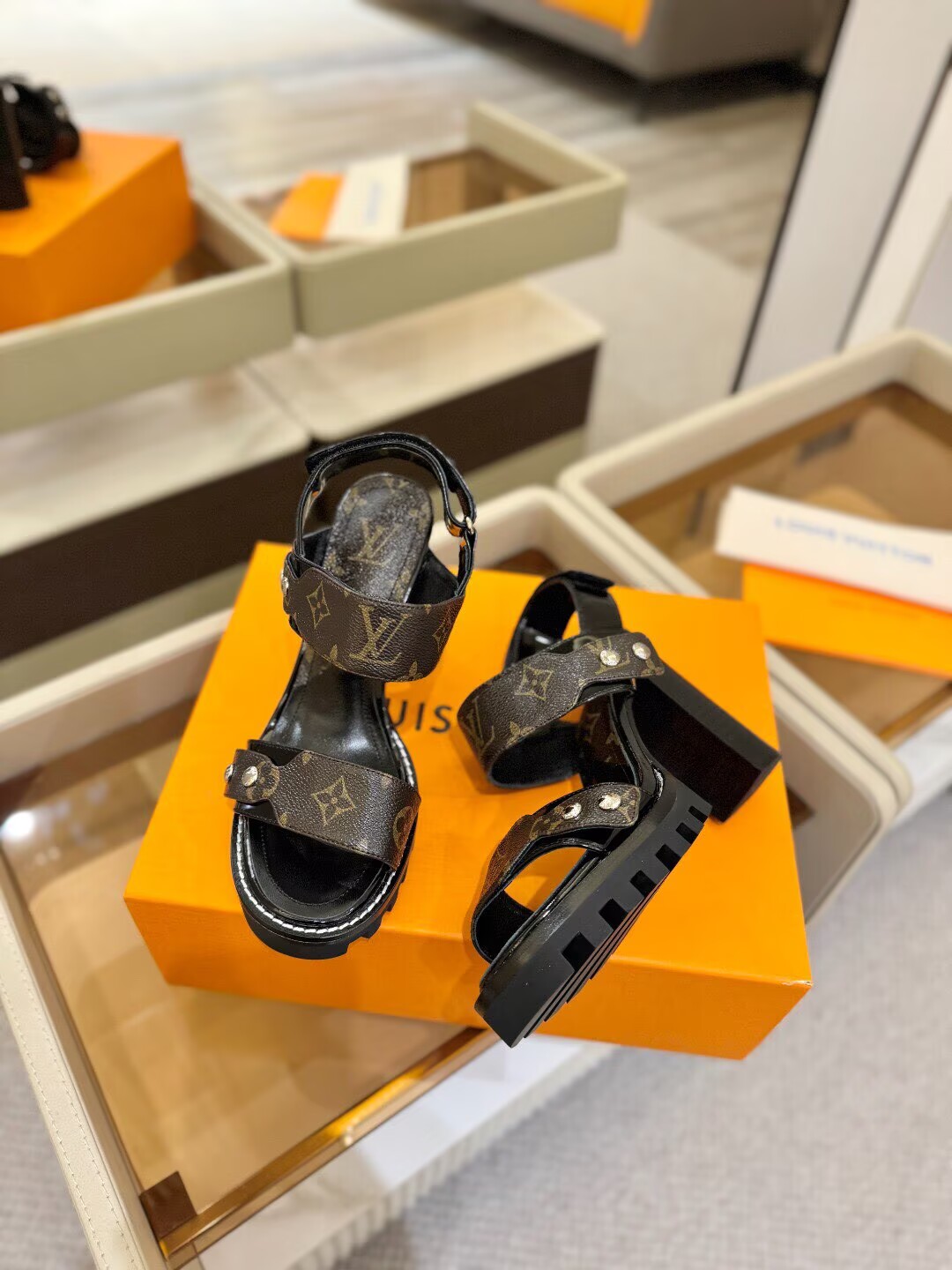 Louis Vuitton　ルイヴィトン　ハイヒール　LVサンダル女性　厚いヒール　モノグラム - 画像 8