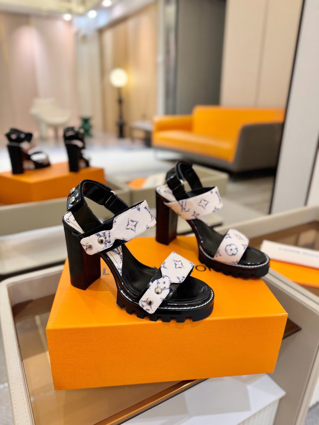 Louis Vuitton　ルイヴィトン　ハイヒール　LVサンダル女性　厚いヒール　モノグラム - 画像 3