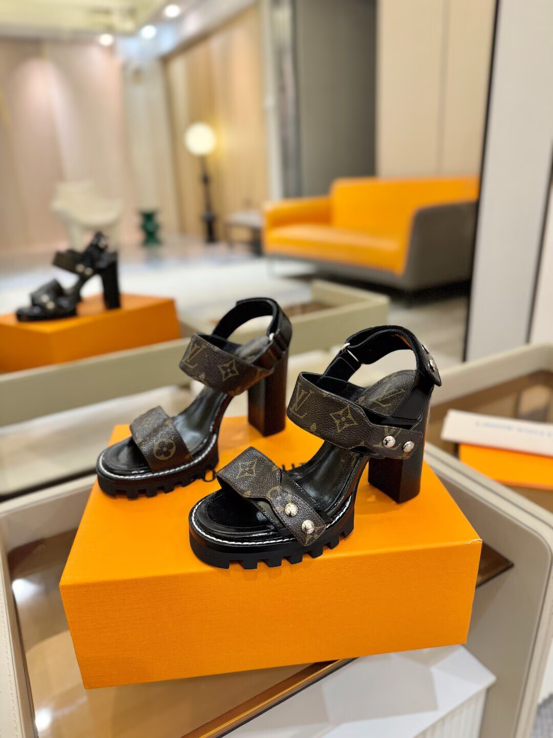 Louis Vuitton　ルイヴィトン　ハイヒール　LVサンダル女性　厚いヒール　モノグラム - 画像 6