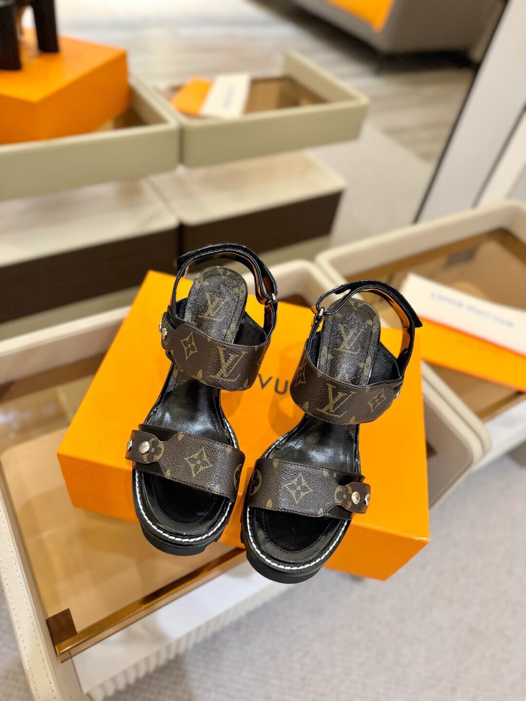 Louis Vuitton　ルイヴィトン　ハイヒール　LVサンダル女性　厚いヒール　モノグラム - 画像 7