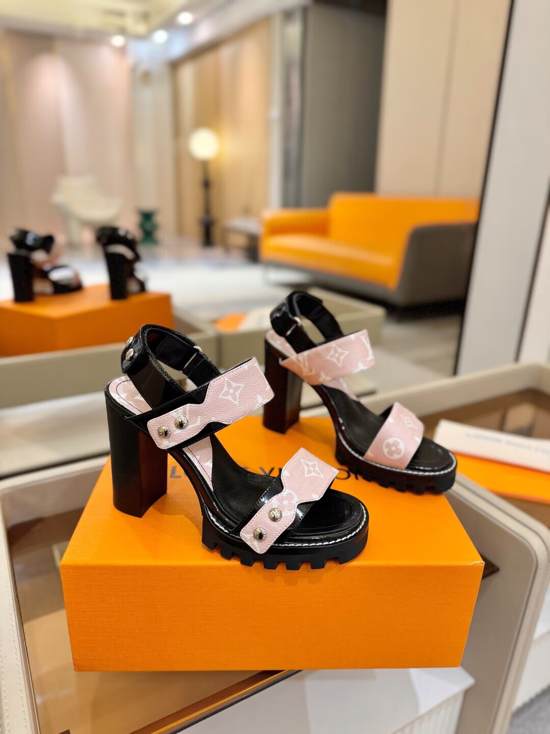Louis Vuitton　ルイヴィトン　ハイヒール　LVサンダル女性　厚いヒール　モノグラム - 画像 4