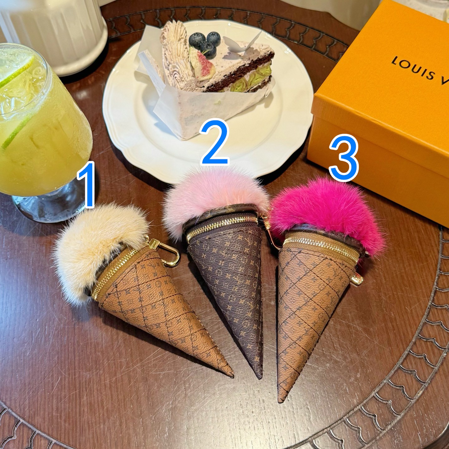 ルイヴィトン 　LouisVuitton 　アLVアイスクリーム　モノグラムリバース ローズ　チャーム　アクセサリー  　バッグチャーム