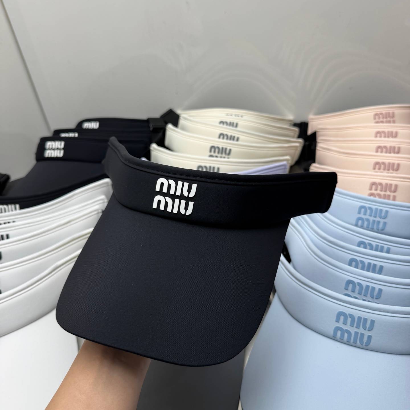 MIU ミウミウ サンバイザー ロゴ刺繍 ポリエステル カジュアル ストリート ユニセックス ブラック ホワイト ベージュ グレー - 画像 3