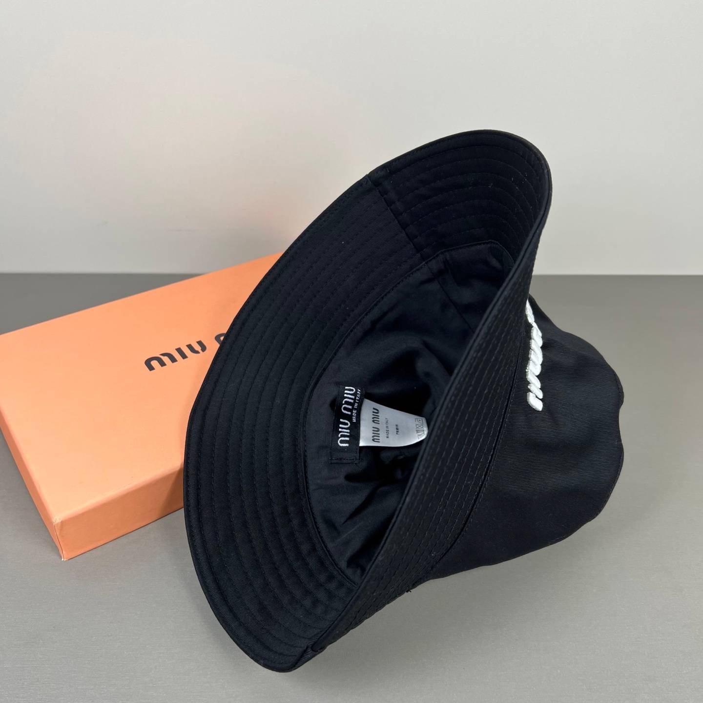 MIU ミウミウ キャップ フィッシャーマンキャップ ロゴ刺繍 コットン ストリート ユニセックス サイズ調整可能 ブラック ホワイト ネイビー ピンク グリー