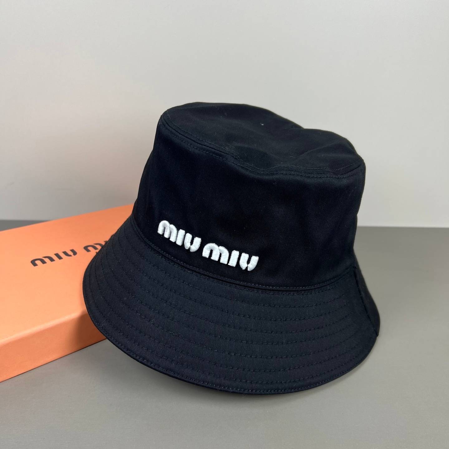 MIU ミウミウ キャップ フィッシャーマンキャップ ロゴ刺繍 コットン ストリート ユニセックス サイズ調整可能 ブラック ホワイト ネイビー ピンク グリー - 画像 2