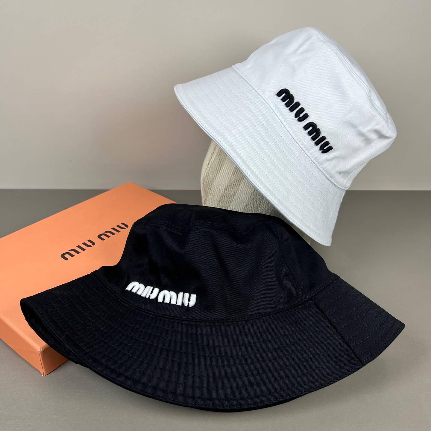 MIU ミウミウ キャップ フィッシャーマンキャップ ロゴ刺繍 コットン ストリート ユニセックス サイズ調整可能 ブラック ホワイト ネイビー ピンク グリー - 画像 3