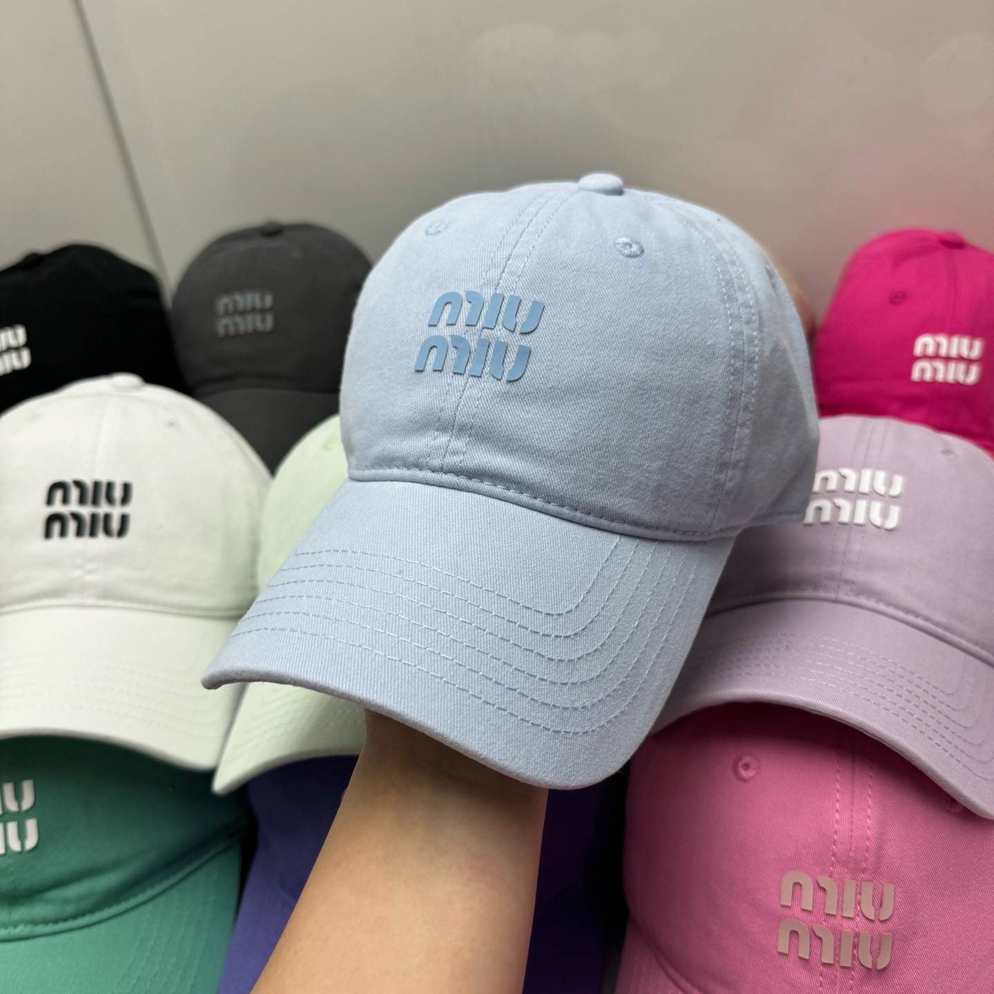 MIU ミウミウ キャップ フィッシャーマンキャップ ロゴ刺繍 コットン ストリート ユニセックス サイズ調整可能 ブラック ホワイト ネイビー ピンク グリー - 画像 4