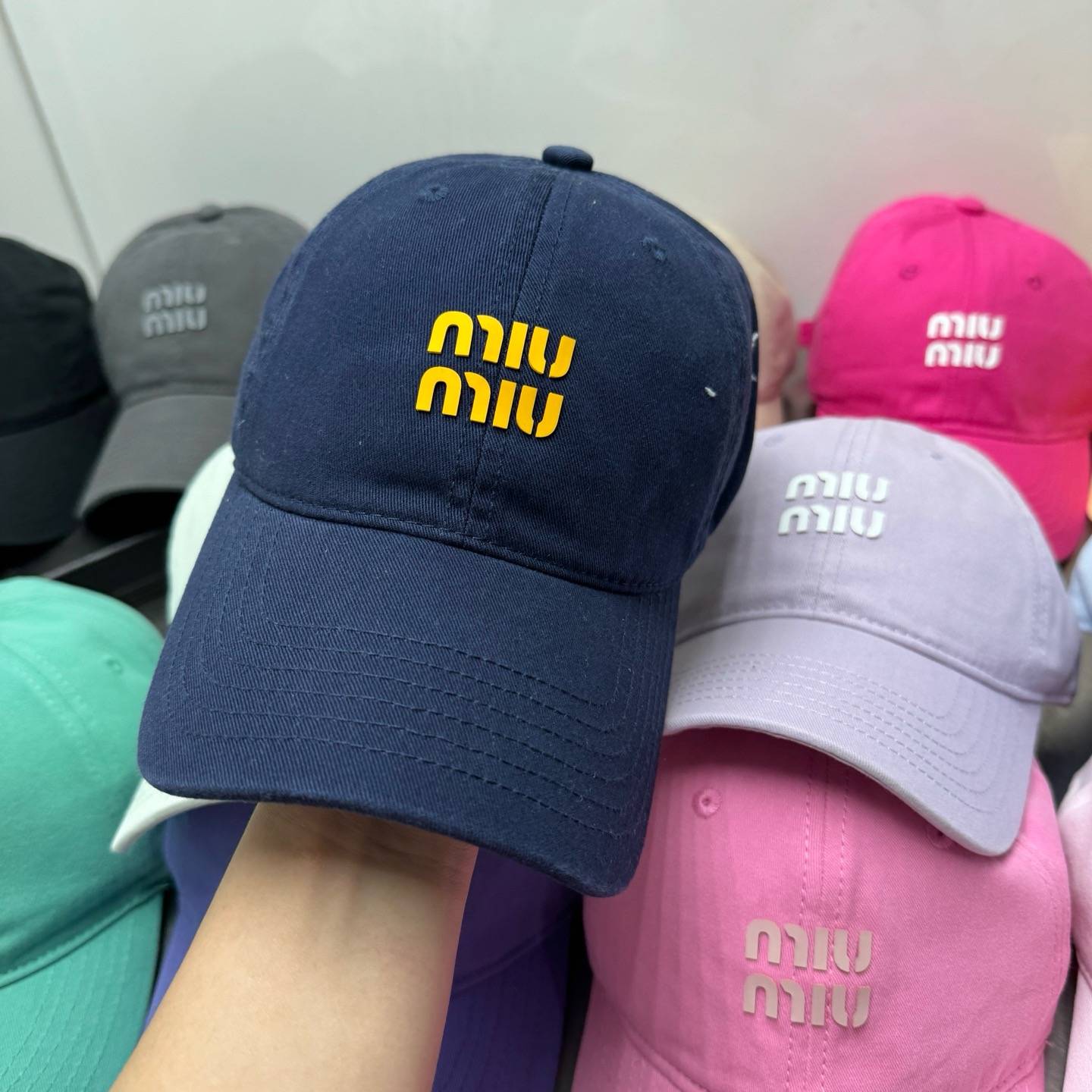 MIU ミウミウ キャップ フィッシャーマンキャップ ロゴ刺繍 コットン ストリート ユニセックス サイズ調整可能 ブラック ホワイト ネイビー ピンク グリー - 画像 5