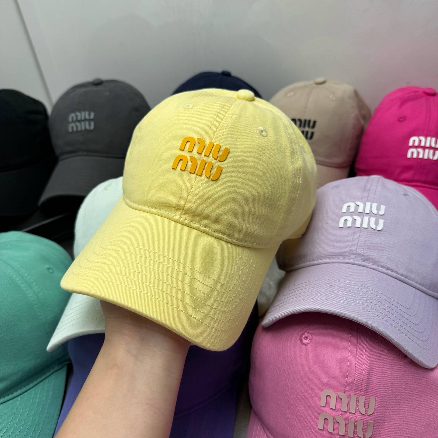 MIU ミウミウ 半袖Tシャツ ロゴTシャツ クルーネック コットン ホワイト ブラック ピンク グリーン グレー ベージュ イエロー パープル