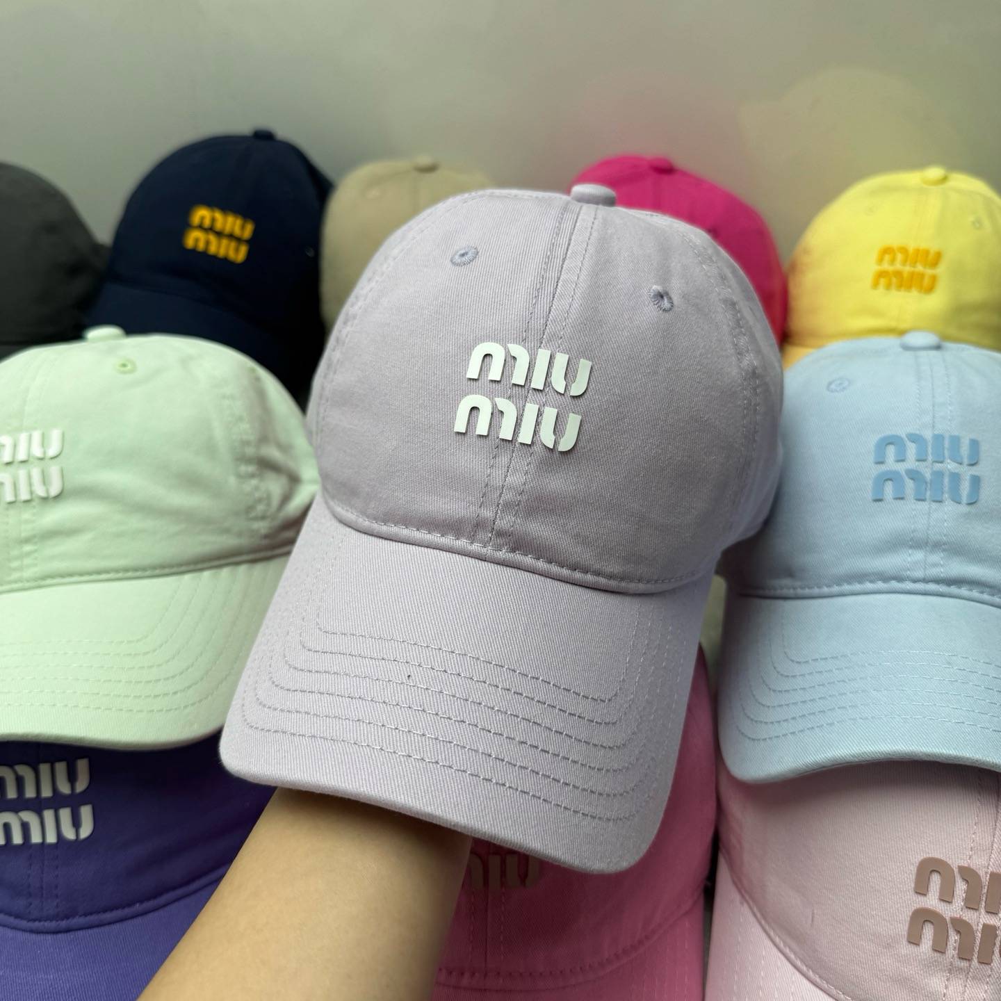 MIU ミウミウ 半袖Tシャツ ロゴTシャツ クルーネック コットン ホワイト ブラック ピンク グリーン グレー ベージュ イエロー パープル - 画像 2