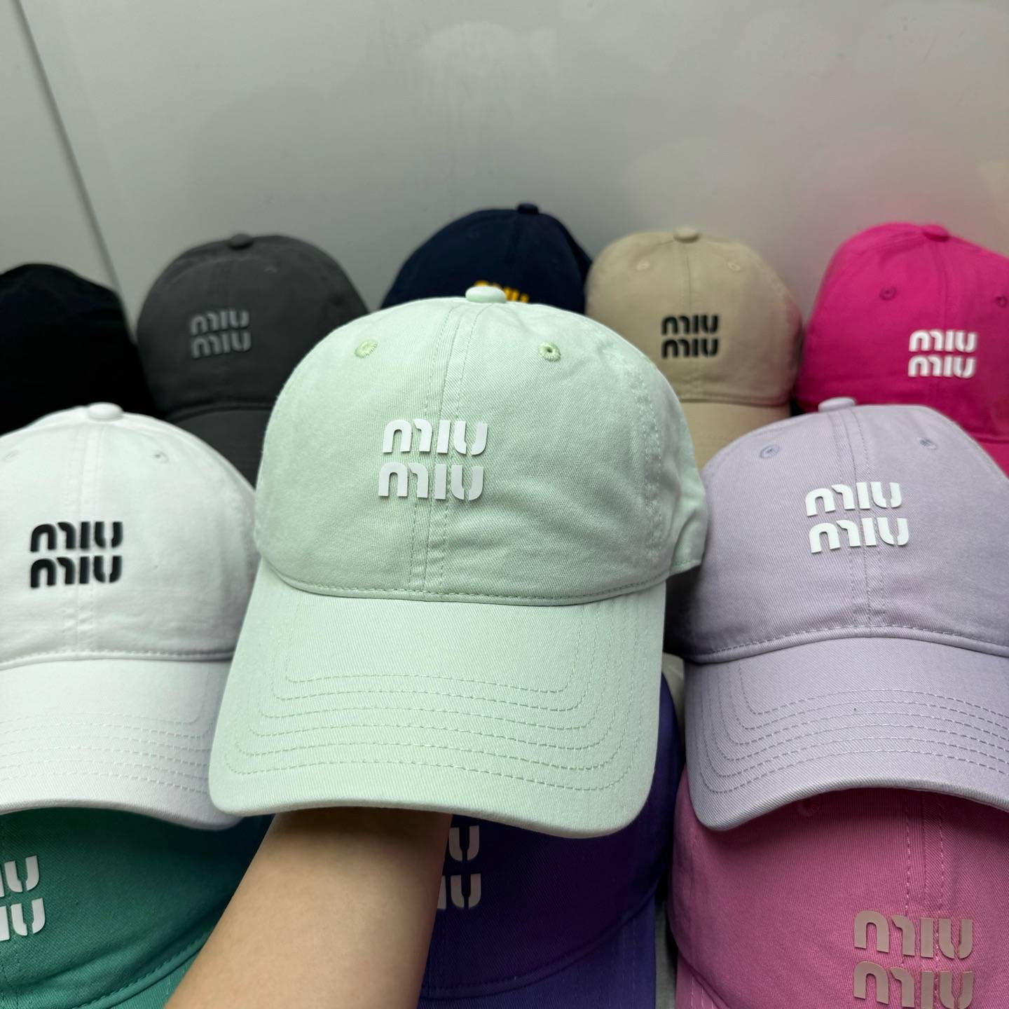 MIU ミウミウ 半袖Tシャツ ロゴTシャツ クルーネック コットン ホワイト ブラック ピンク グリーン グレー ベージュ イエロー パープル - 画像 3