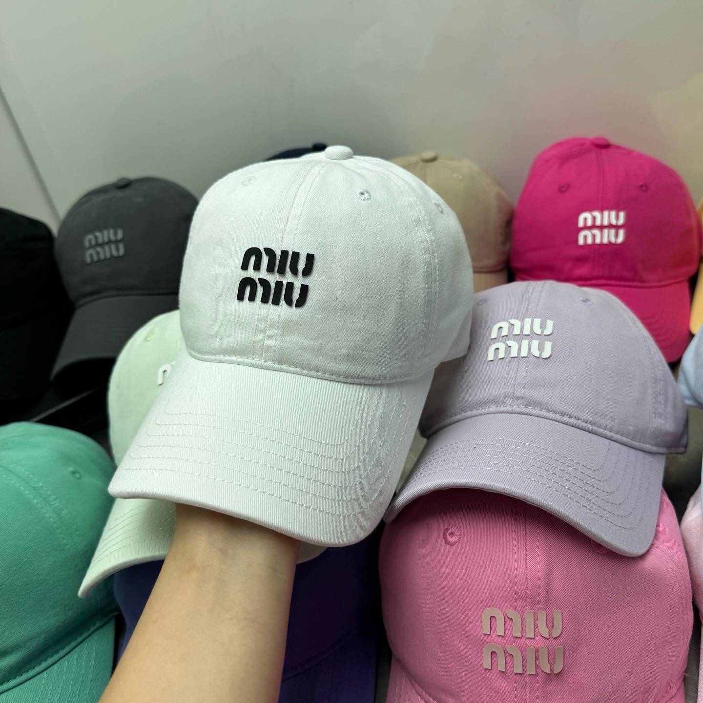 MIU ミウミウ 半袖Tシャツ ロゴTシャツ クルーネック コットン ホワイト ブラック ピンク グリーン グレー ベージュ イエロー パープル - 画像 4