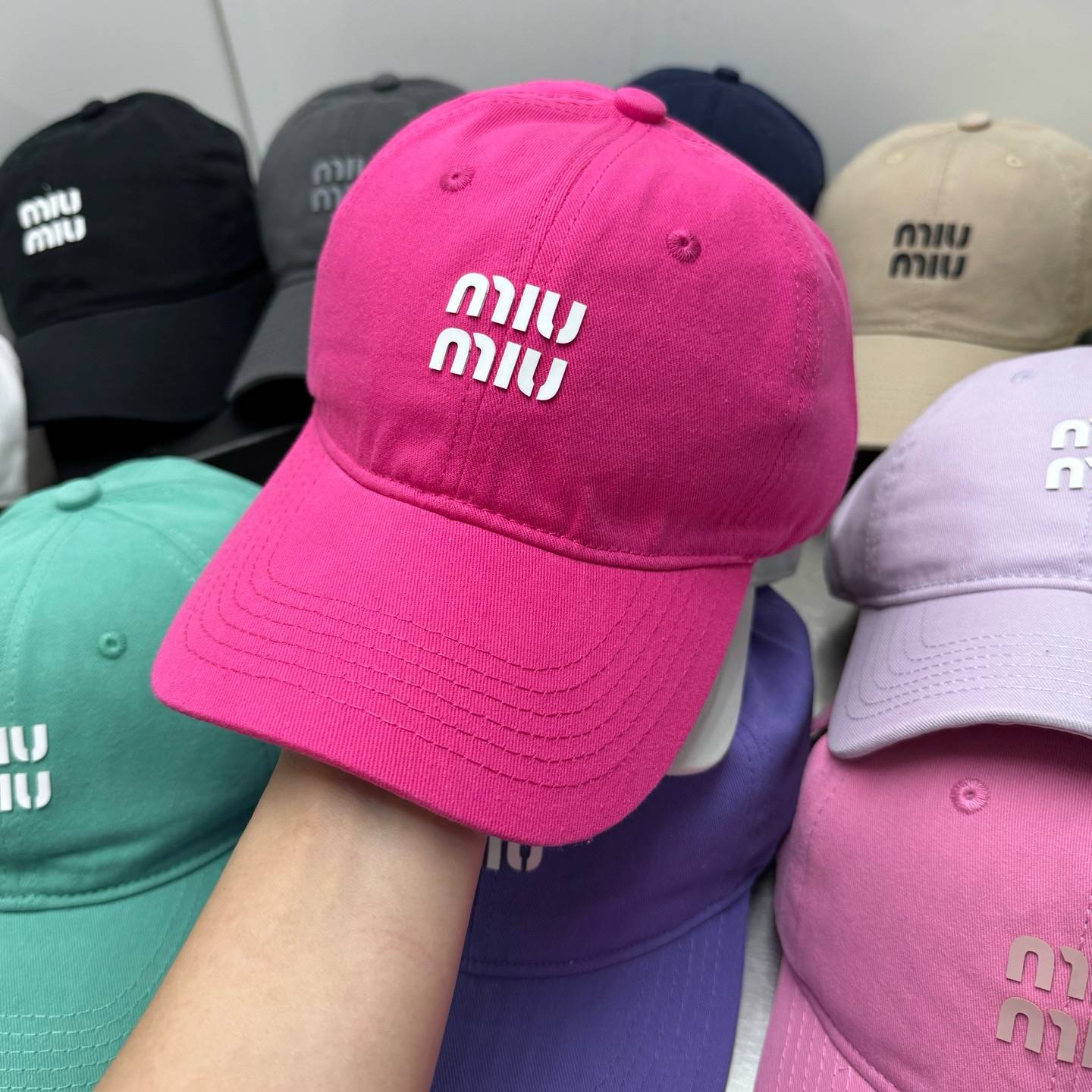 MIU ミウミウ 半袖Tシャツ ロゴTシャツ クルーネック コットン ホワイト ブラック ピンク グリーン グレー ベージュ イエロー パープル - 画像 5