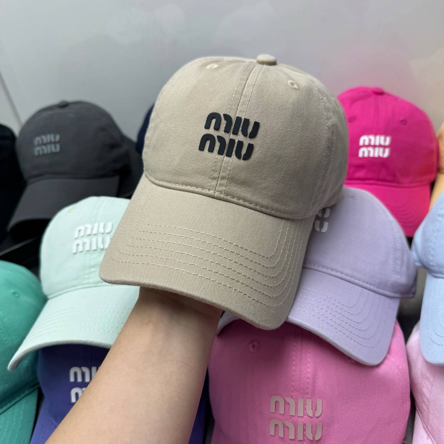 MIU ミウミウ 半袖Tシャツ ロゴTシャツ クルーネック コットン ホワイト ブラック ピンク グリーン グレー ベージュ イエロー パープル - 画像 6