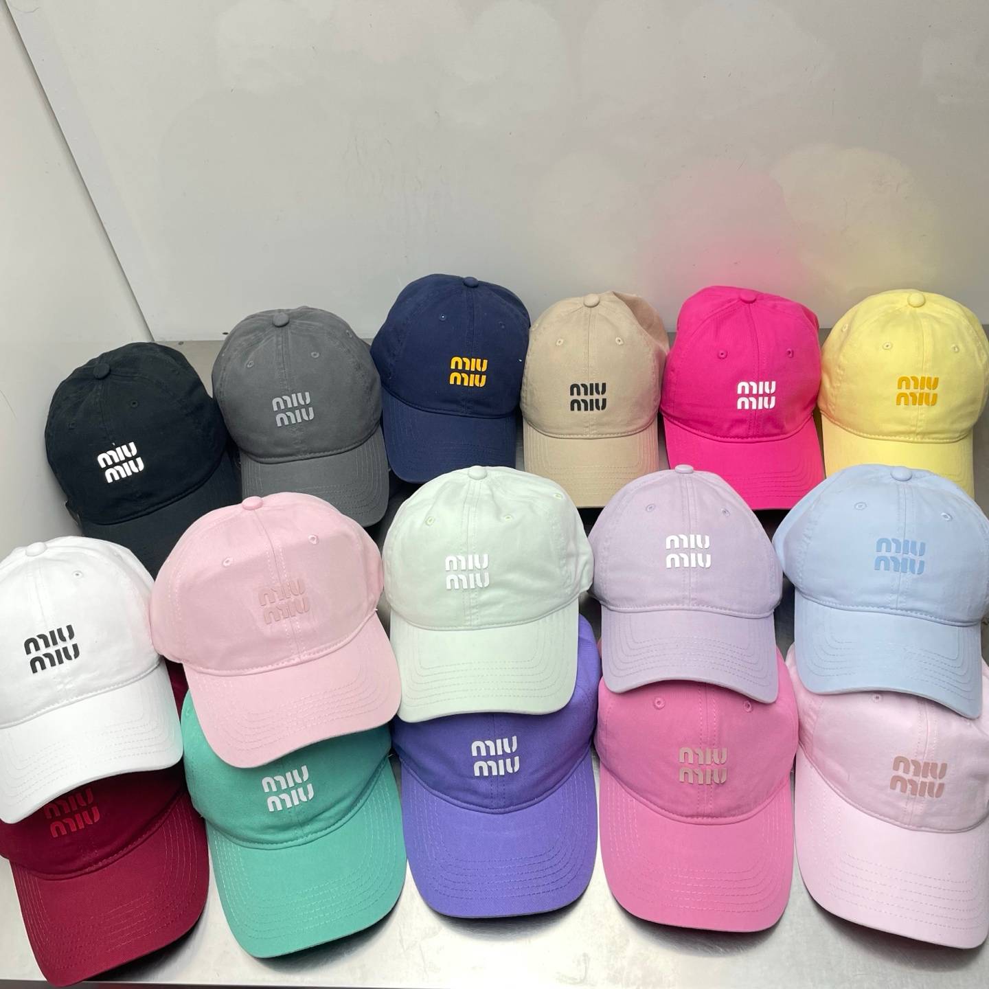 MIU ミウミウ 半袖Tシャツ ロゴTシャツ クルーネック コットン ホワイト ブラック ピンク グリーン グレー ベージュ イエロー パープル - 画像 7