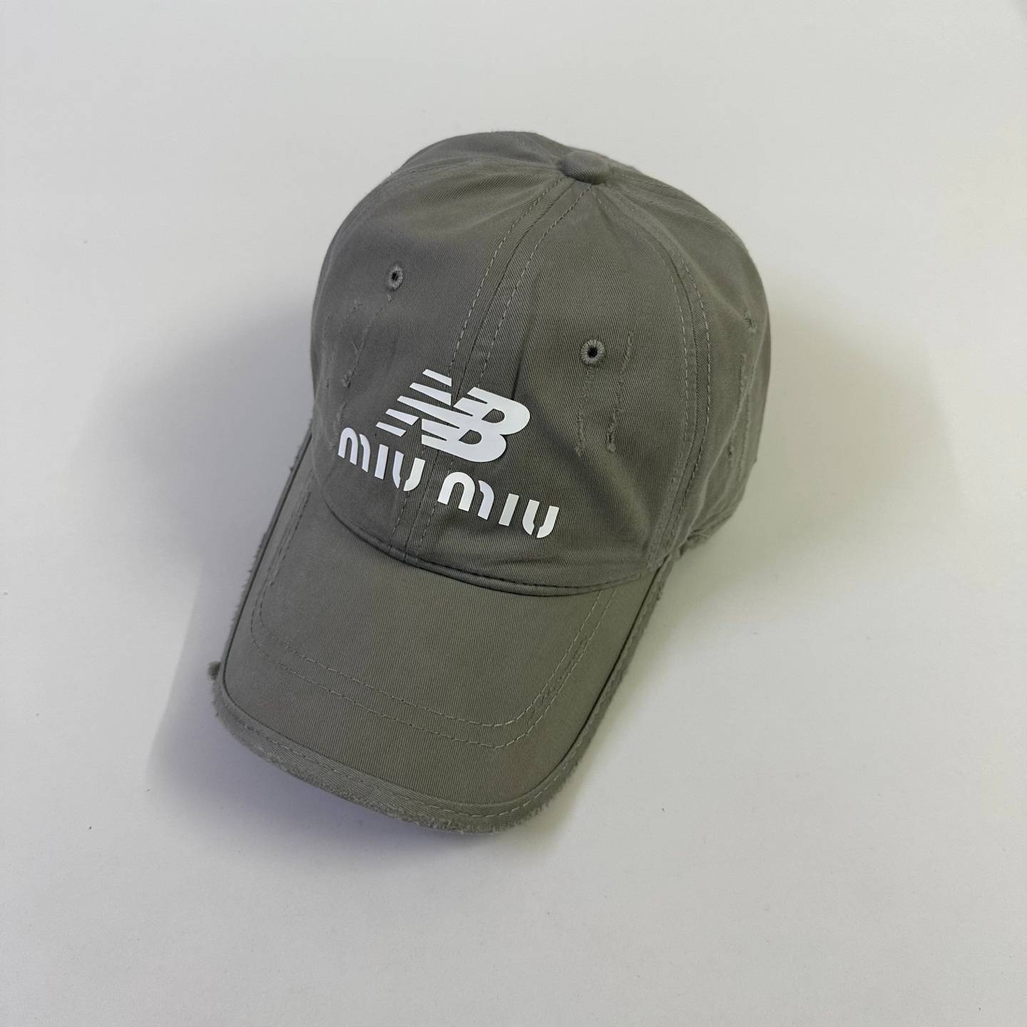 MIU ミウミウ NEW ERA ニューエラ ベースボールキャップ ロゴ刺繍 ローキャップ コットン ストリート メンズ レディース ユニセックス - 画像 2