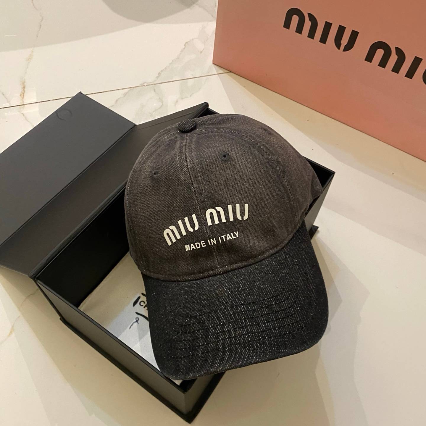 MIU ミウミウ NEW ERA ニューエラ ベースボールキャップ ロゴ刺繍 ローキャップ コットン ストリート メンズ レディース ユニセックス - 画像 7