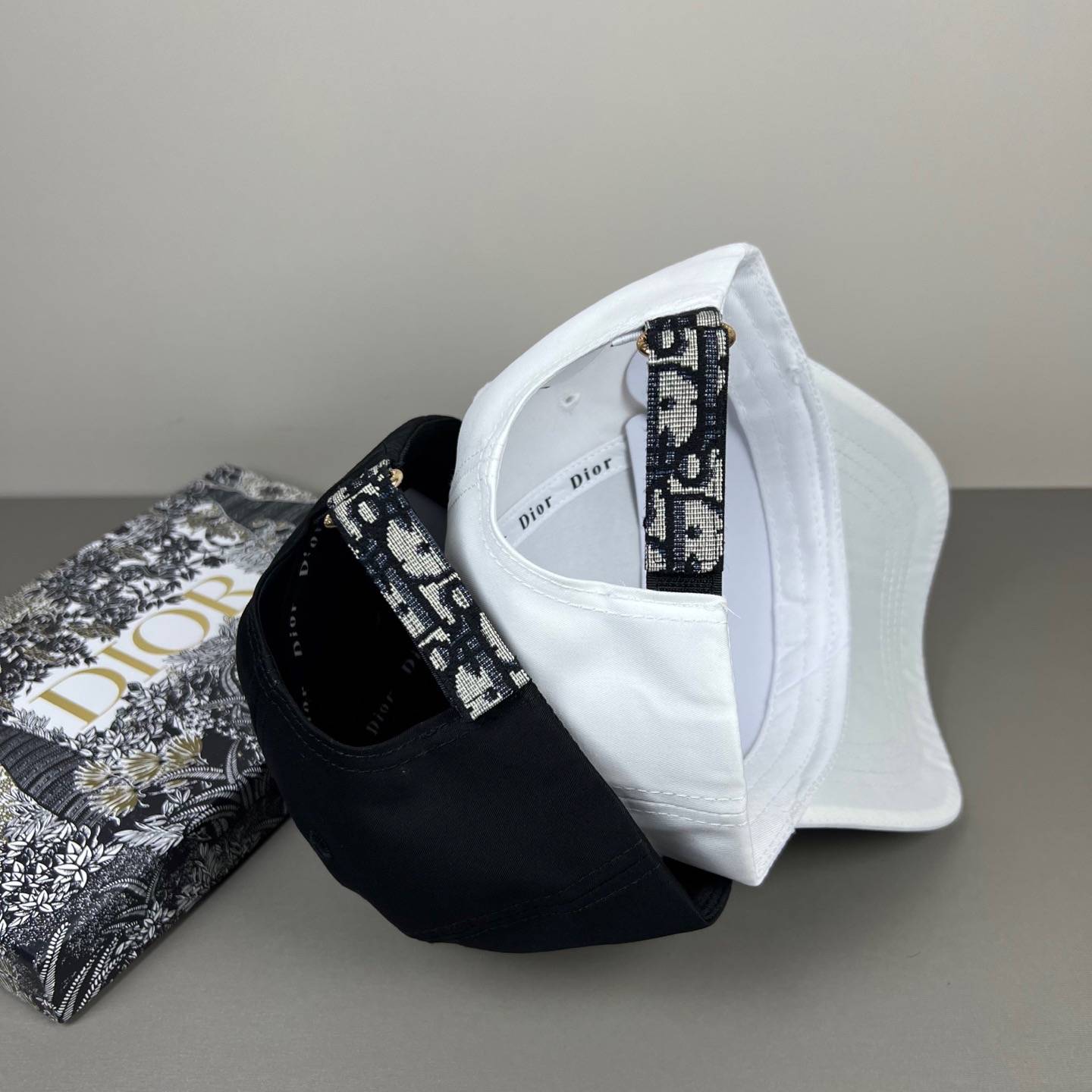 DIOR ディオール キャップ ベースボールキャップ ロゴ刺繍 デニム ポップカルチャー コラボ ブラック ホワイト レッド - 画像 12