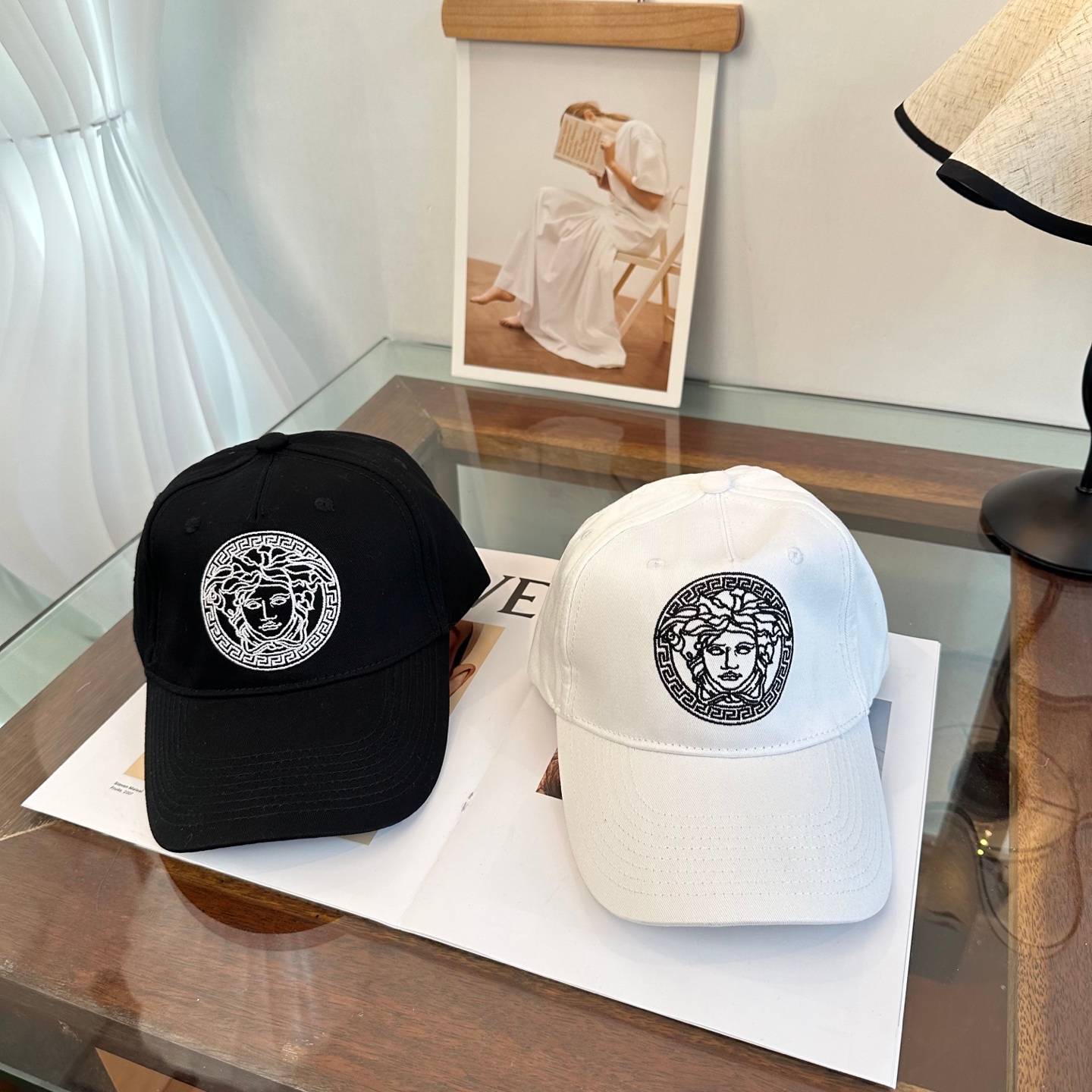 VERSACE ヴェルサーチェ キャップ ロゴ刺繍 メタリックゴールドバックル コットン素材 ストリート ユニセックス ブラック ホワイト ベージュ ネイビー - 画像 7