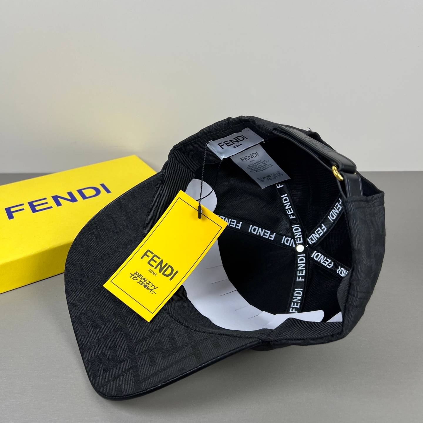 FENDI フェンディ キャップ ベースボールキャップ フェンディロゴ刺繍 ローキャップ コットン アジャスター付き メンズ レディース ユニセックス