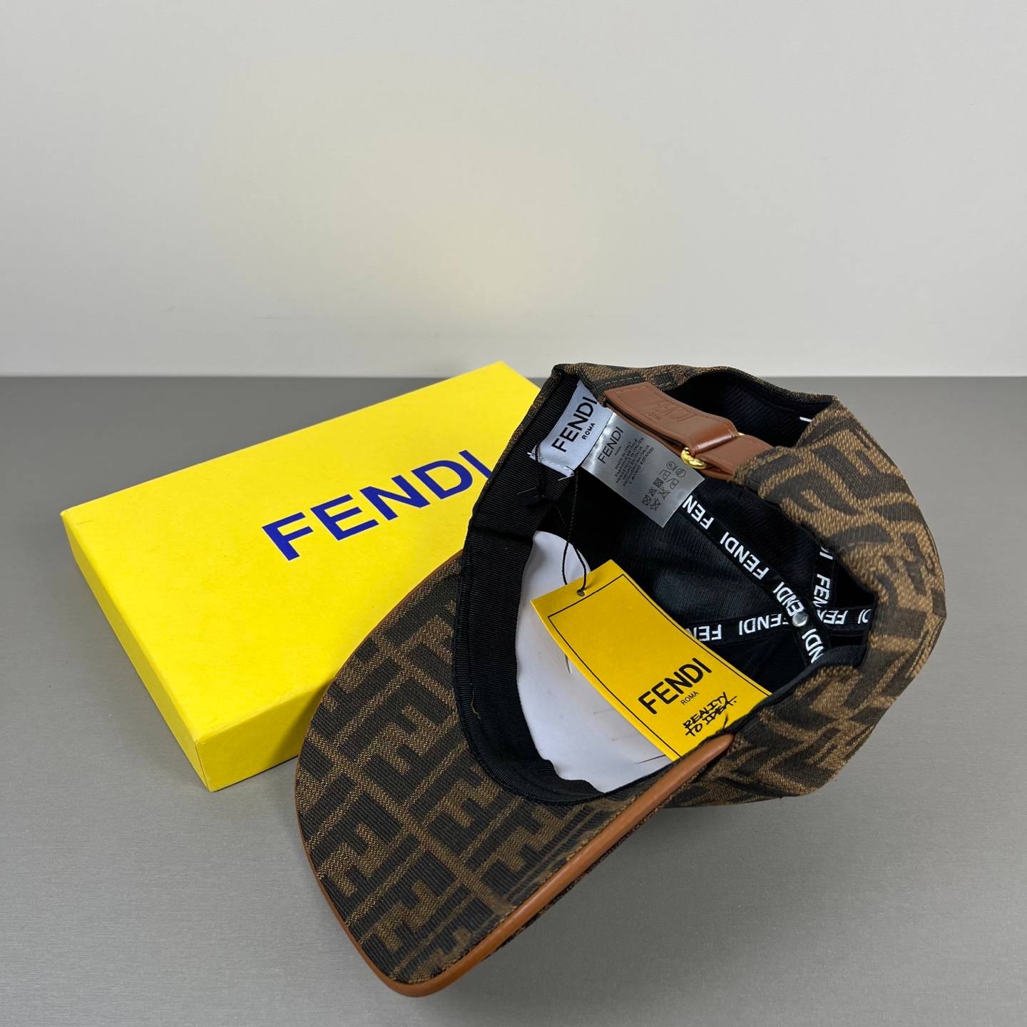 FENDI フェンディ キャップ ベースボールキャップ フェンディロゴ刺繍 ローキャップ コットン アジャスター付き メンズ レディース ユニセックス - 画像 3